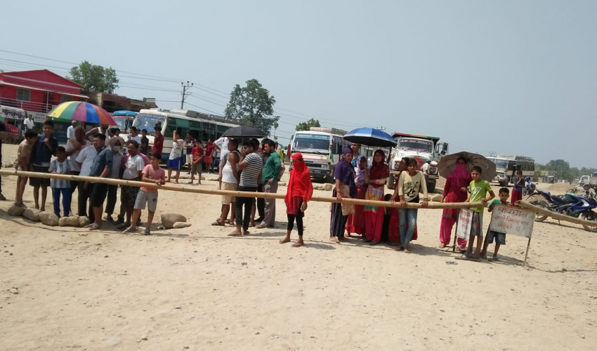 स्थानीयद्धारा आज पनि मोहनापुल -अत्तरिया ६ लेन सडक बन्द