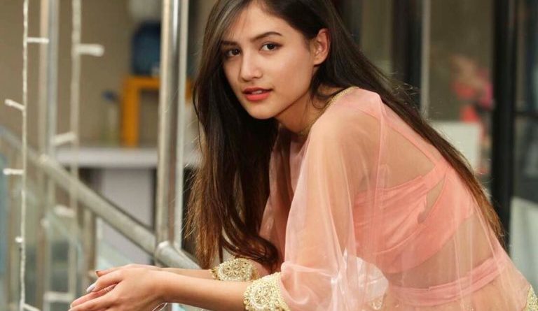 नजर हटाउन मन नलाग्ने मलिकाका यी सुन्दर तस्वीर (फोटो फिचर)