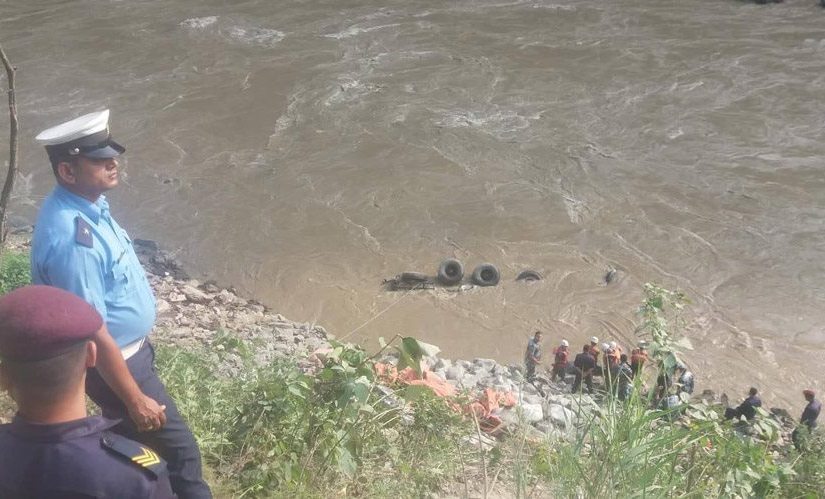 चितवनको नाग्दी खोलाबाट त्रिशुलीमा ट्रक खस्यो,एक बेपत्ता