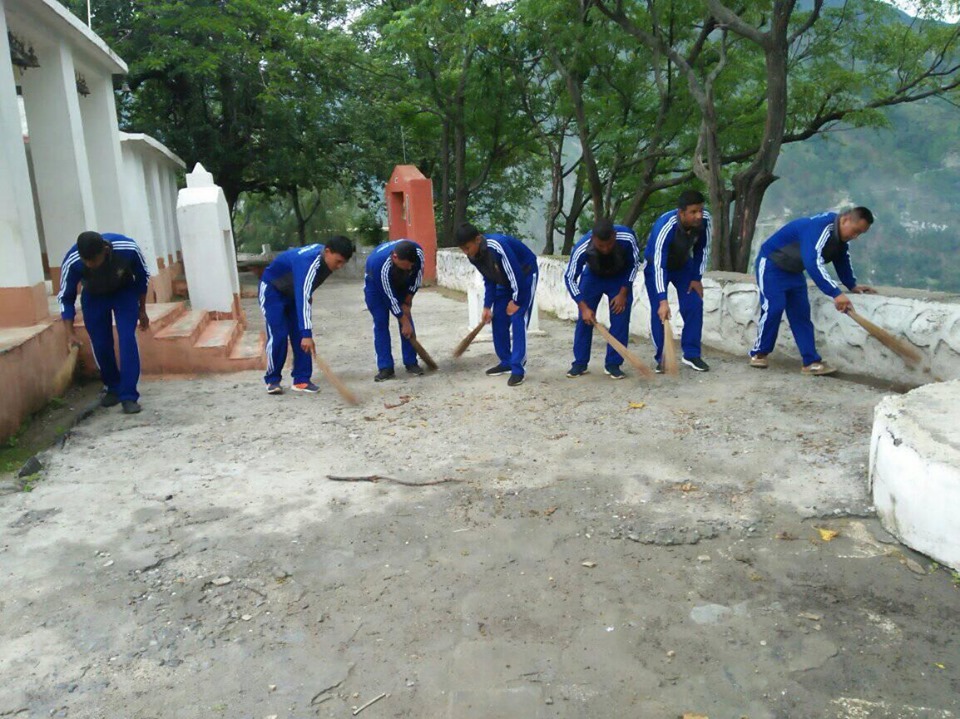 प्रहरीको अगुवाइमा मन्दीर सफाई अभियान