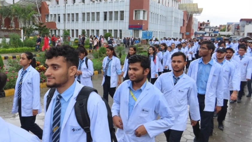 चितवन मेडिकल कलेजले करोडौं अबैध शुल्क असुलेपछि विद्यार्थी आन्दोलित