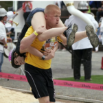 श्रीमतीलाई काँधमा बोकेर दौडिने अनौठो प्रतियोगिता, जित्नेले पाउँछ यस्तो पुरस्कार