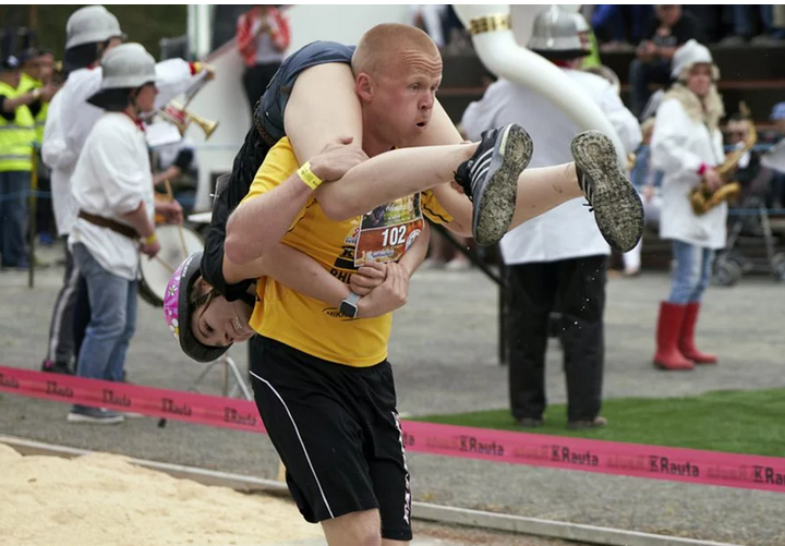 श्रीमतीलाई काँधमा बोकेर दौडिने अनौठो प्रतियोगिता, जित्नेले पाउँछ यस्तो पुरस्कार