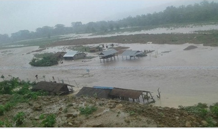 सिन्धुलीका दुई बस्तीमा पस्यो बाढी, चार घर बगे, दर्जनौं घर डुबानमा
