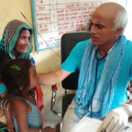 बाढी प्रभावितको स्वास्थ्य जाँच गर्दै डा. केसी