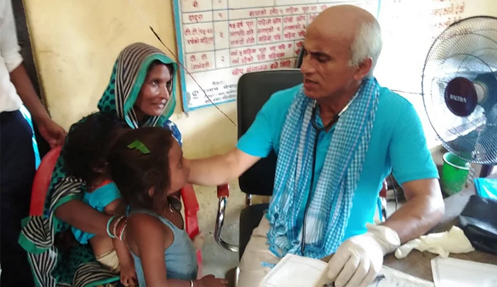 बाढी प्रभावितको स्वास्थ्य जाँच गर्दै डा. केसी