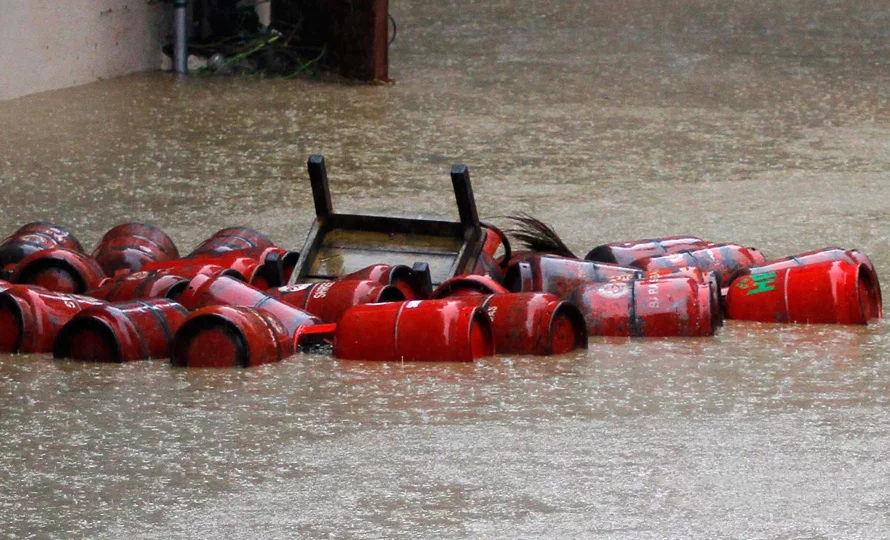 खोलाले बगाएको ग्यास टिप्न हामफाल्दा आफैं बेपत्ता
