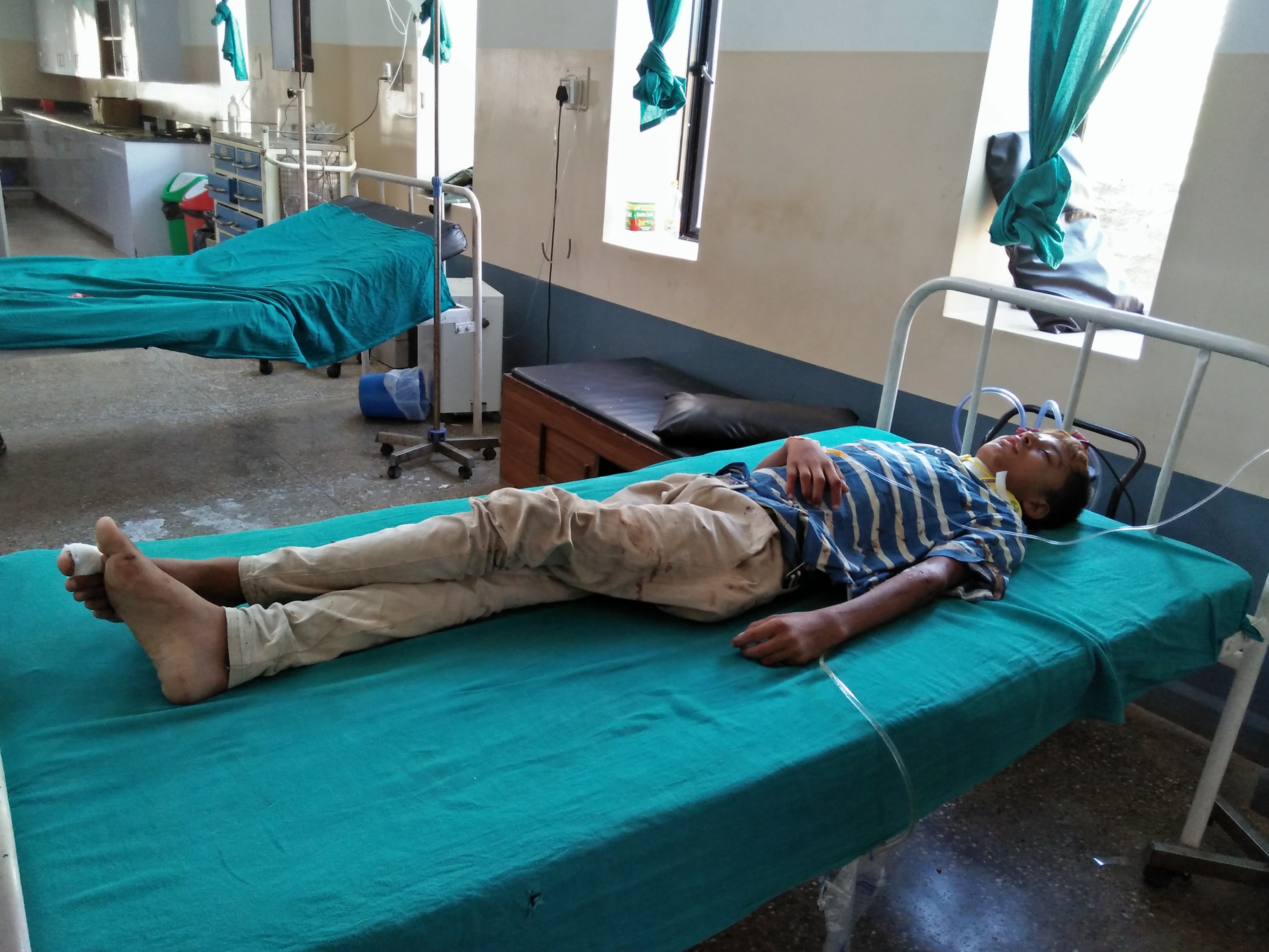 बाजुरा अाउदै गरेकाे बस अछामको साँफेमा दुर्घटना १८ जना घाइते