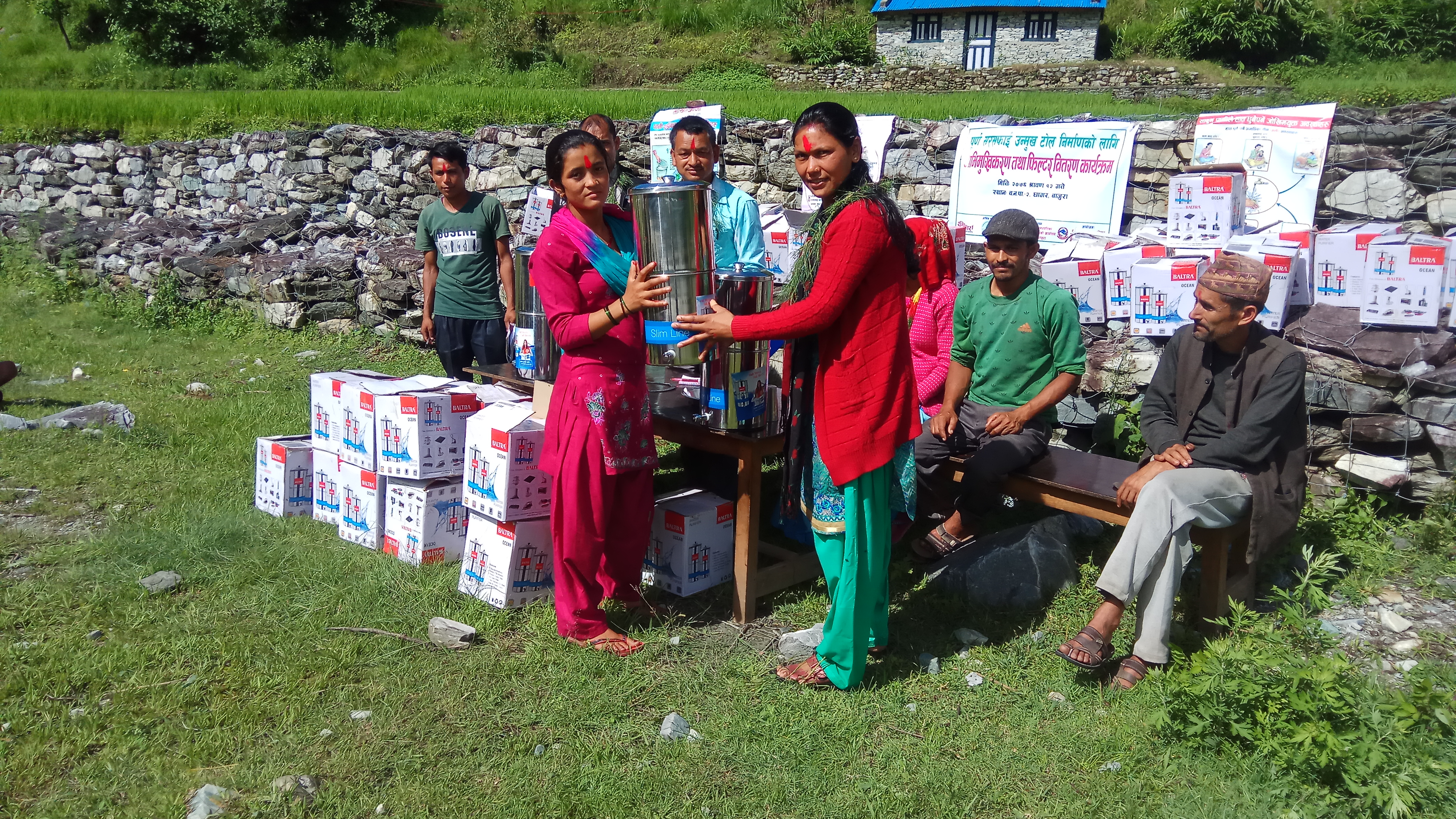 घागरका पचास परिवारलाई फिल्टर वितरण