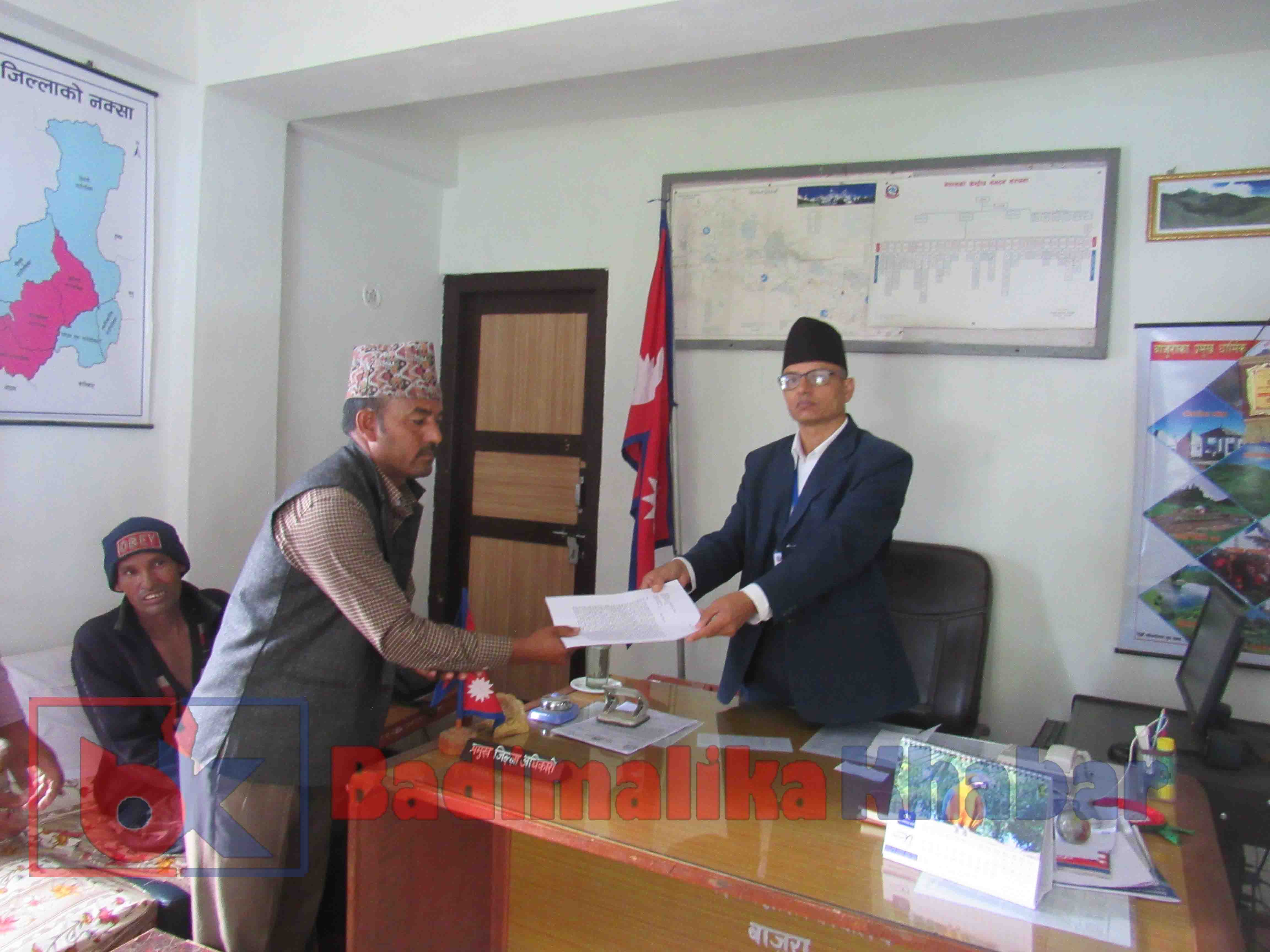 जिल्ला हलिया मुक्त समाजद्धारा मन्त्रीलाई ज्ञापन–पत्र बुझाए