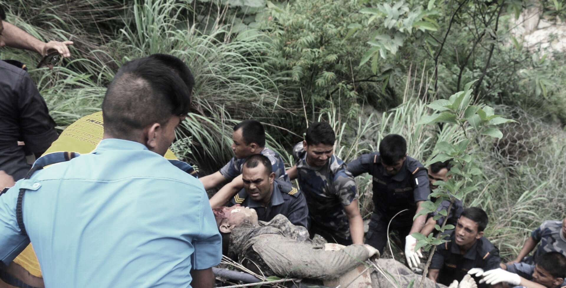 पहिरोमा पुरिएको ७ घण्टापछिपनि जिवितै भेटिँदा उद्धारकर्ता चकित