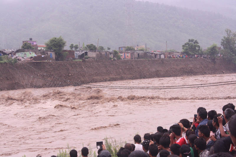 पहिरोले घर बगायो, २ को मृत्यु, ६ बेपत्ता