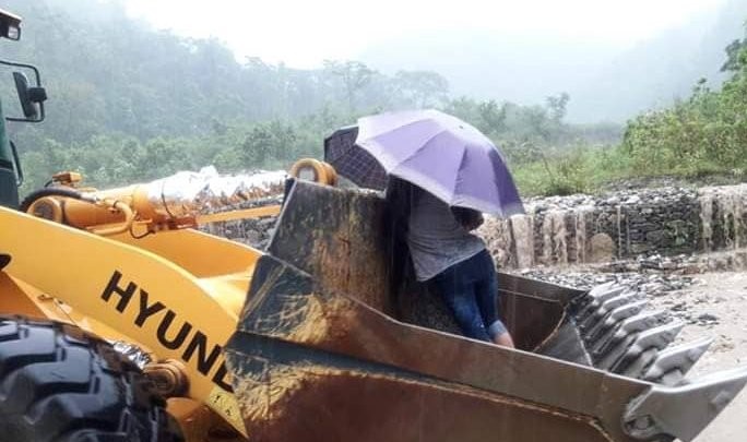 बाढीमा फसेकी गर्भवतीलाई डोजरमा राखेर उद्धार गरियो