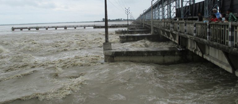 सप्तकोशीका ५६ वटै ढोका खोलियाे, भारतीय पक्षबाट बन्द गर्न दबाब !