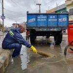 मेयरको नाटक : बाढीको बेला सडकमा झाडु