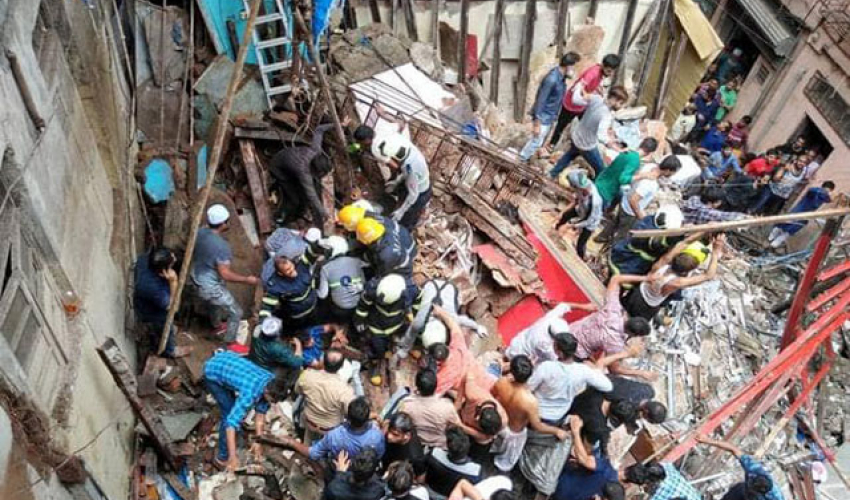 भारतमा चारतले भवन भत्किँदा ४० जनाभन्दा बढी पुरिएको आशंका