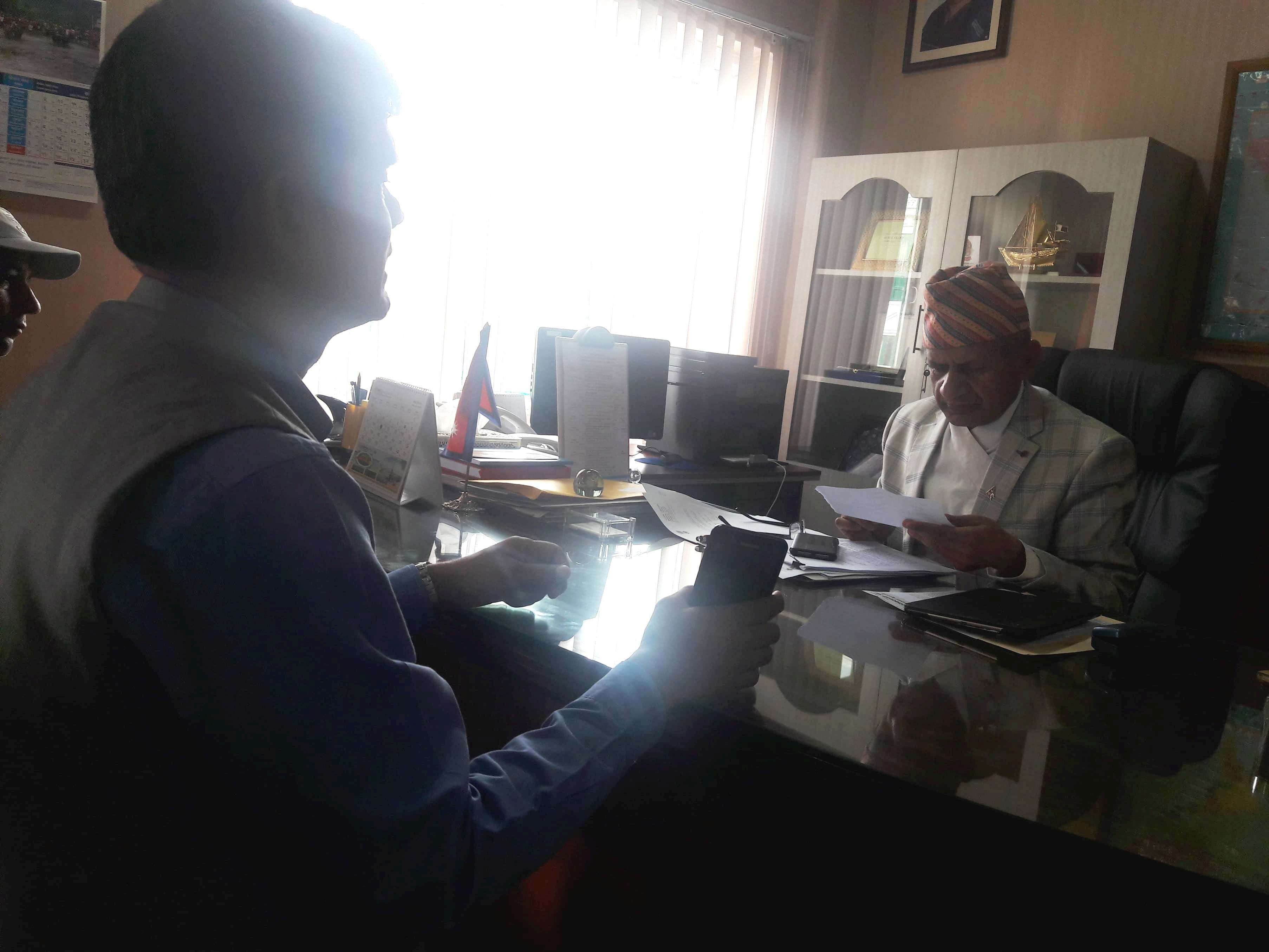 बिरामीको घरमा पुगेर सेवा दिन्छन, चिकित्सक डा. महर्जन