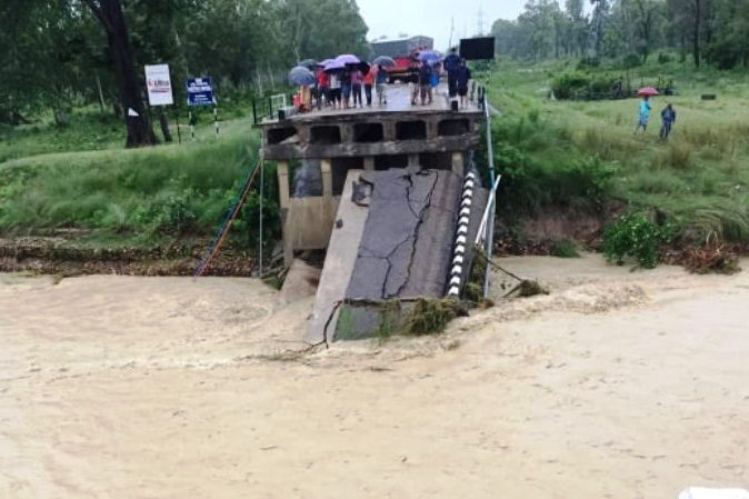 बर्दिबासमा भब्सी नदीको पुल भत्कियो, पूर्वपश्चिम राजमार्ग अवरुद्ध