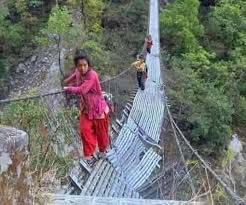 पुल अवरुद्ध हुँदा आवत जावतमा समस्या ।