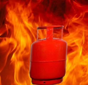 ग्याँस सिलेन्डरमा आगलागी हुदाँ ३ जना घाईते