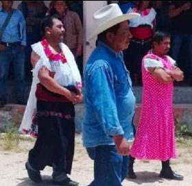 मेयरलाई महिलाको कपडा लगाएर नगरवासीले शहर घुमाए