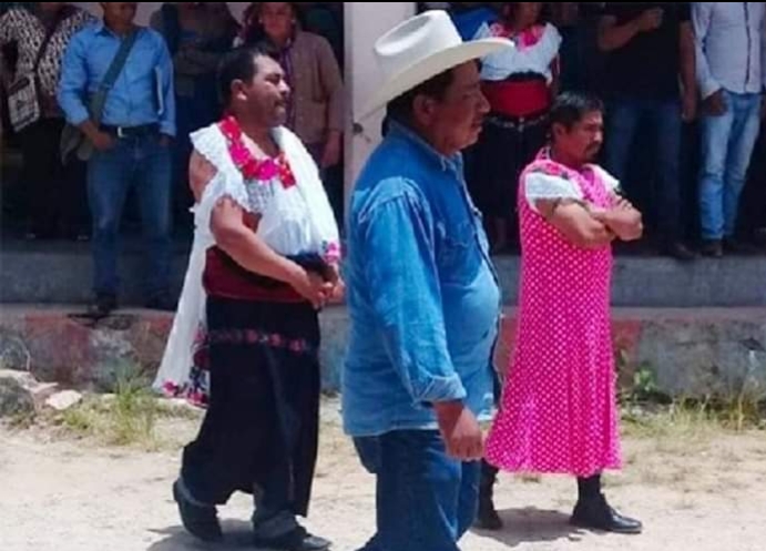 मेयरलाई महिलाको कपडा लगाएर नगरवासीले शहर घुमाए