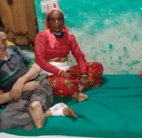 आर्थिक अभाबमा अस्पतालको शैयामा छट्पटाउदै बादुरे दमाई