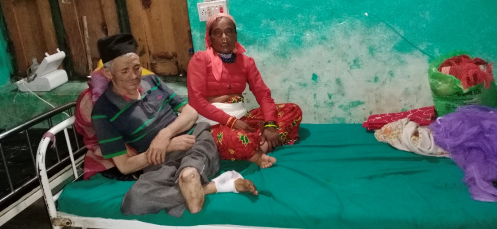 आर्थिक अभाबमा अस्पतालको शैयामा छट्पटाउदै बादुरे दमाई