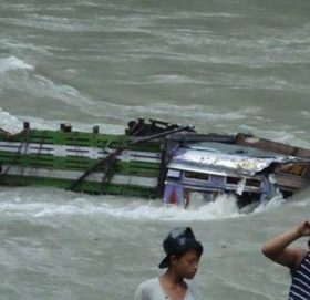 रेडबुल बोकेको ट्रक त्रिशुलीमा खस्यो