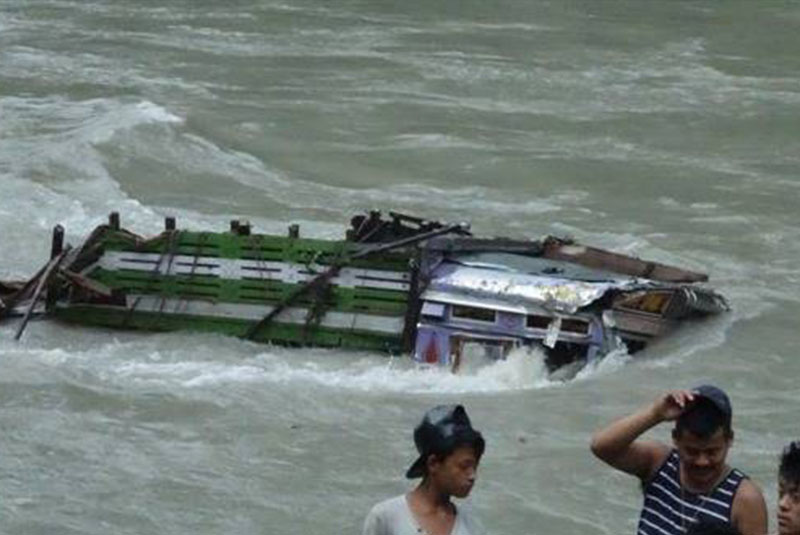 रेडबुल बोकेको ट्रक त्रिशुलीमा खस्यो