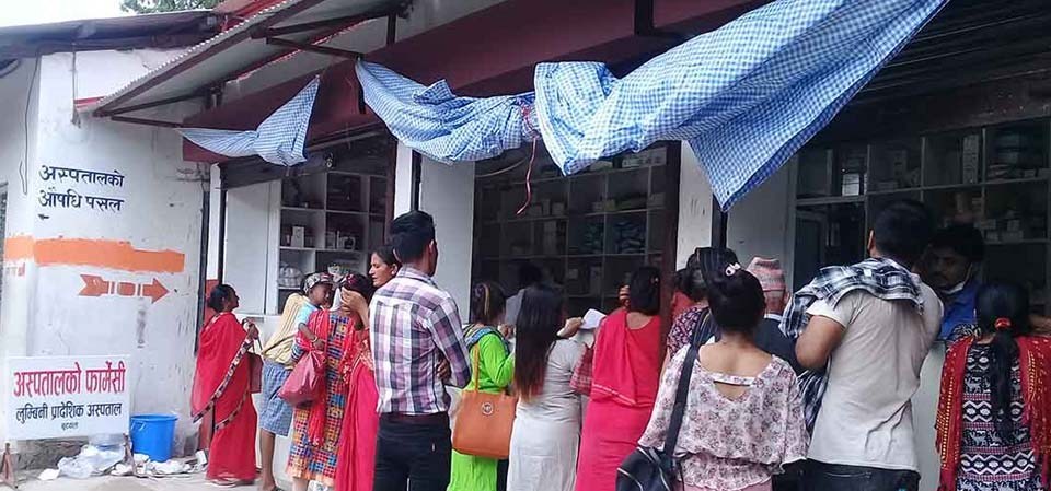 सरकारी अस्पतालले नै पठाउँछन् औषधी किन्न निजीमा