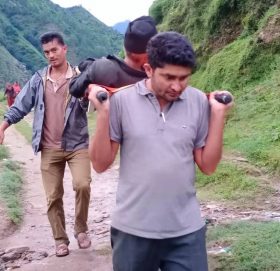 अस्पतालको शैयामा छट्पटाउदै बादुरे दमाईको उपचारका लागि पहल