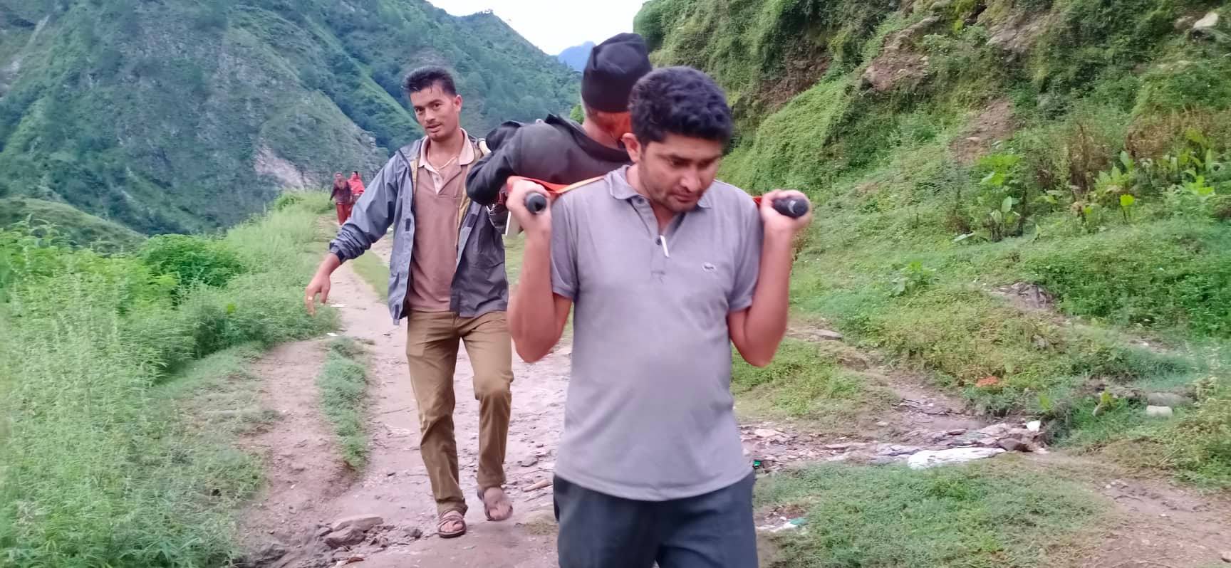 अस्पतालको शैयामा छट्पटाउदै बादुरे दमाईको उपचारका लागि पहल