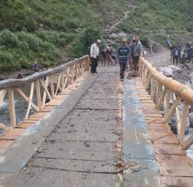 बर्ष पिच्छे नदिमा काठेपुल, काठेपुल माथि जोखिम यातायात