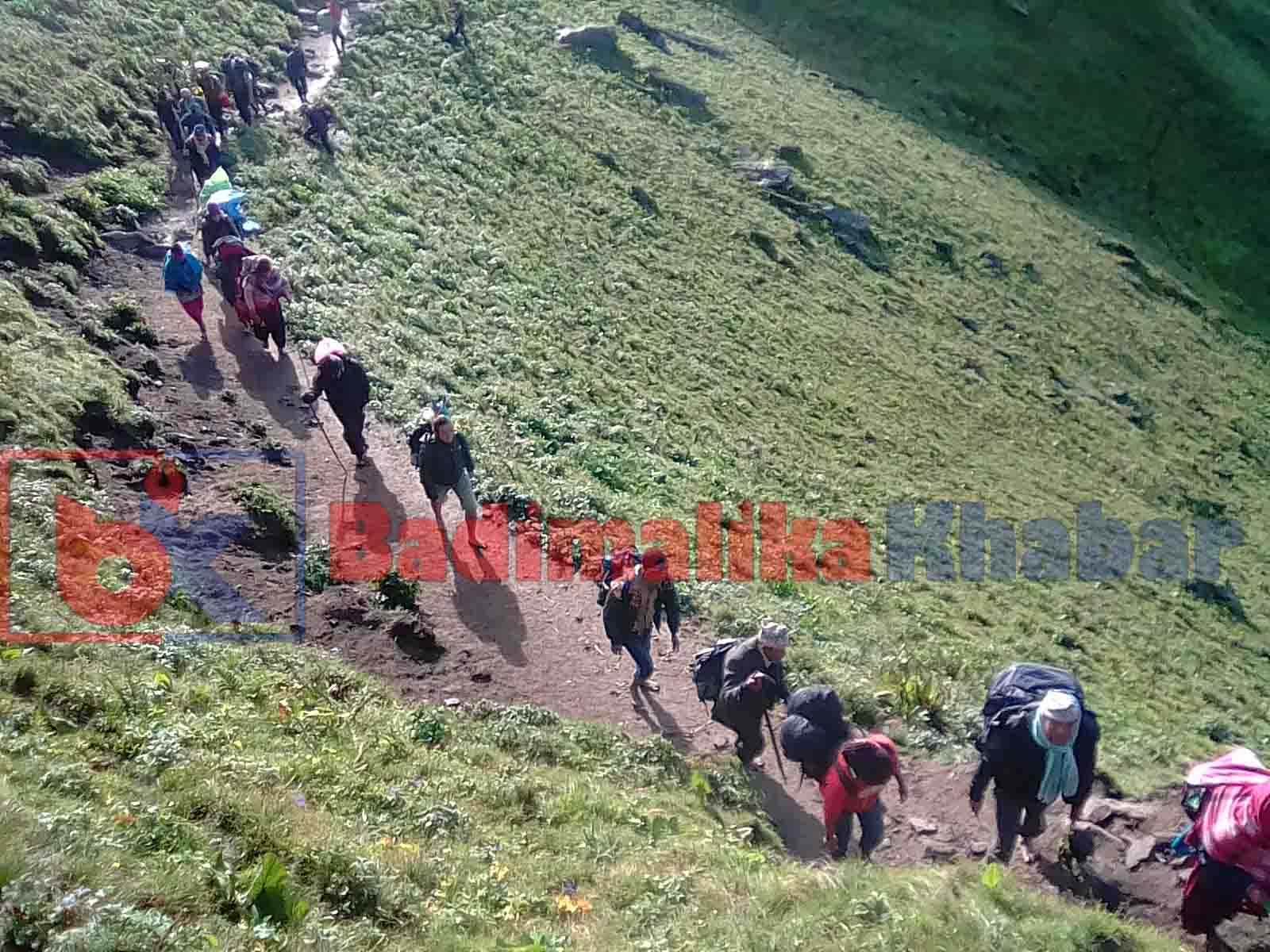 बडीमालिका र बुढिनन्दामा बिहानैदेखी दर्सन गर्नेको भिड