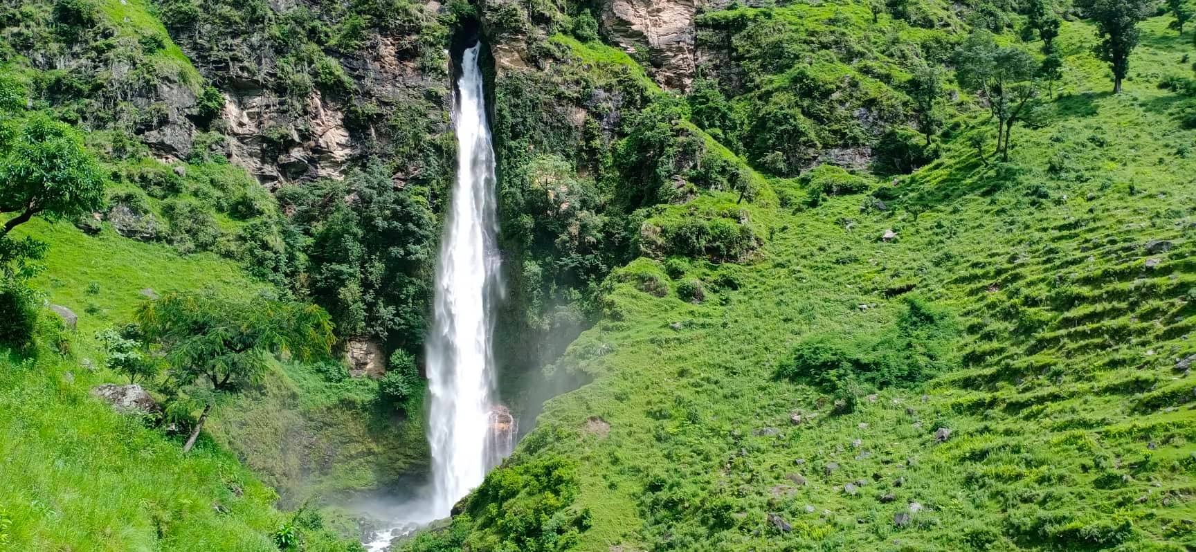 पर्यटक लोभ्याउँदै बिरेखाला झरना