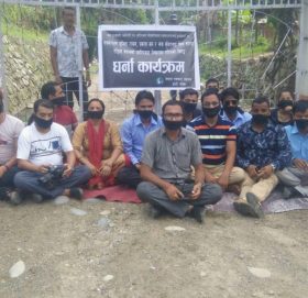 रेडियो नेपाल दीपायलका कार्मचारीको पुनर्वहालीको माग गर्दै धर्ना