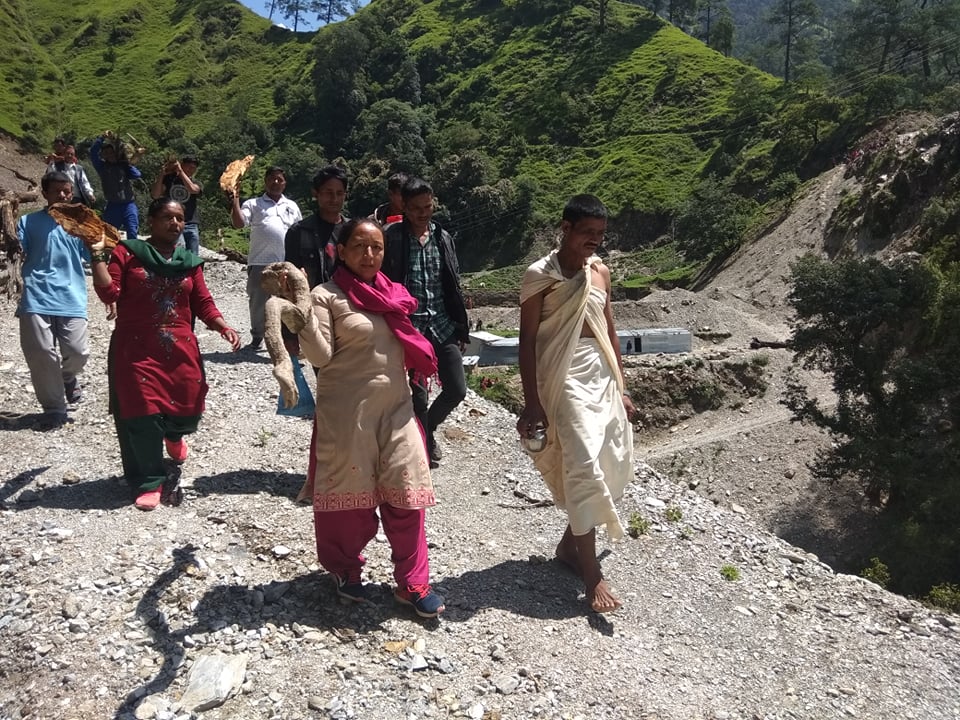 गौमुल गाउँपालिकाका उपाध्यक्ष दाहसंस्कारमा समेत सहभागी