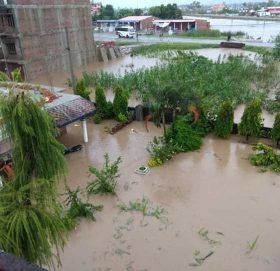 वर्षाले कञ्चनपुरको जनजीवन प्रभावित, महाकालीमा पानीको बहाव बढेपछि नेपाल–भारत आवागमन ठप्प