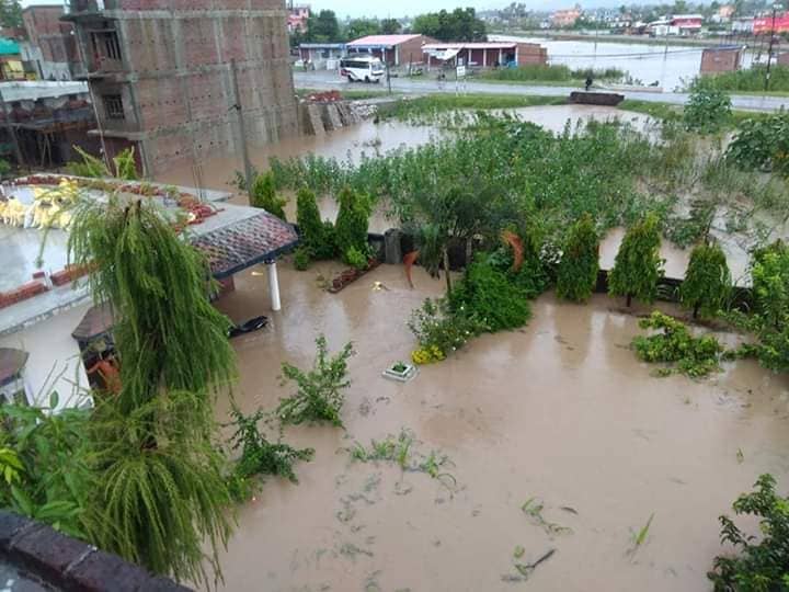 वर्षाले कञ्चनपुरको जनजीवन प्रभावित, महाकालीमा पानीको बहाव बढेपछि नेपाल–भारत आवागमन ठप्प