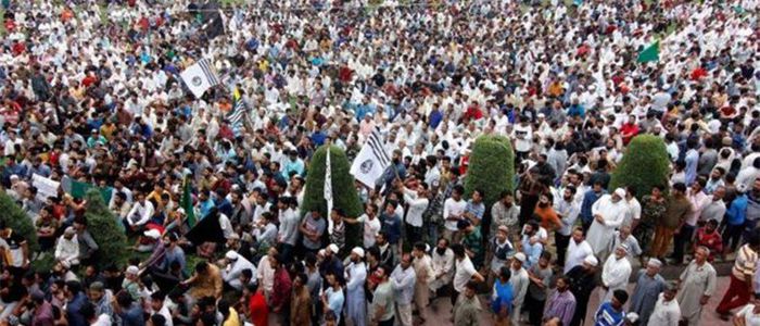 कर्फ्यू उल्लंघन गर्दै कश्मीरको श्रीनगरमा प्रदर्शन