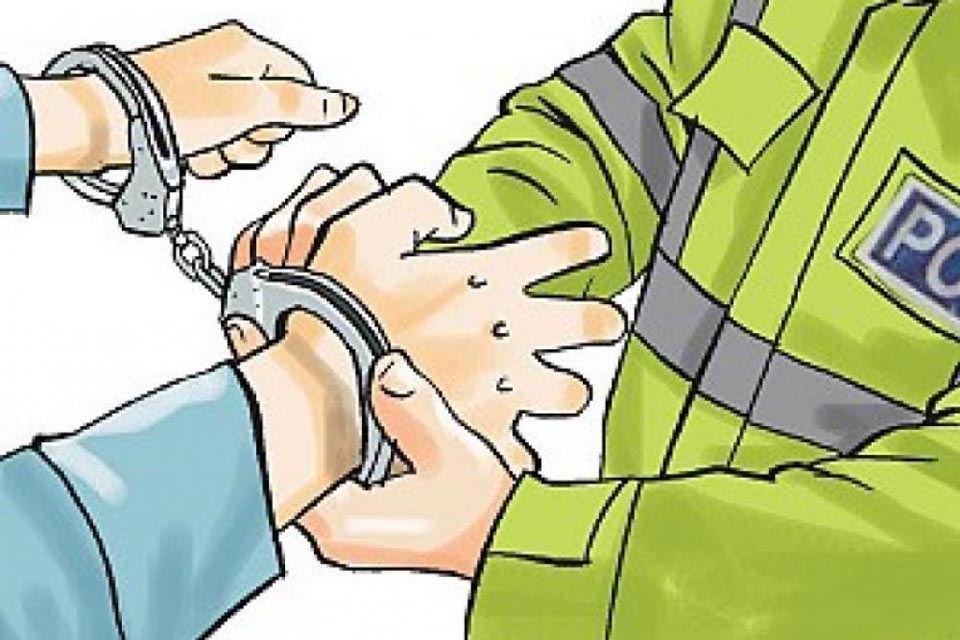 लागूऔषध कारोबारीको अड्डामा प्रहरीको छापा : हतियार लुट्ने ८ जना पक्राउ