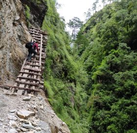 डर लाग्दो भिरमा सिढिँको साहारामा जोखिम यात्रा