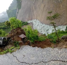 साँफे मार्तडी सडक बारे  सडक डिभिजनका प्रमुख संग सिडीयाेले गरे समिक्षा