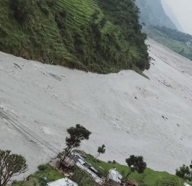 झोलुंगे पुल माथि पानि आवतजाव बन्द