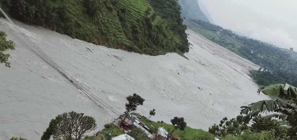 झोलुंगे पुल माथि पानि आवतजाव बन्द