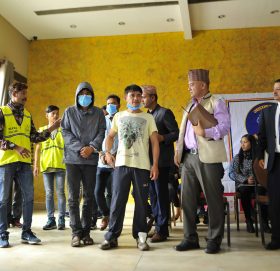 बैंकबाट ३१ लाख निकालेर डेरा हिँडेका लवाङलाई प्रहरीले पछ्याएपछि…