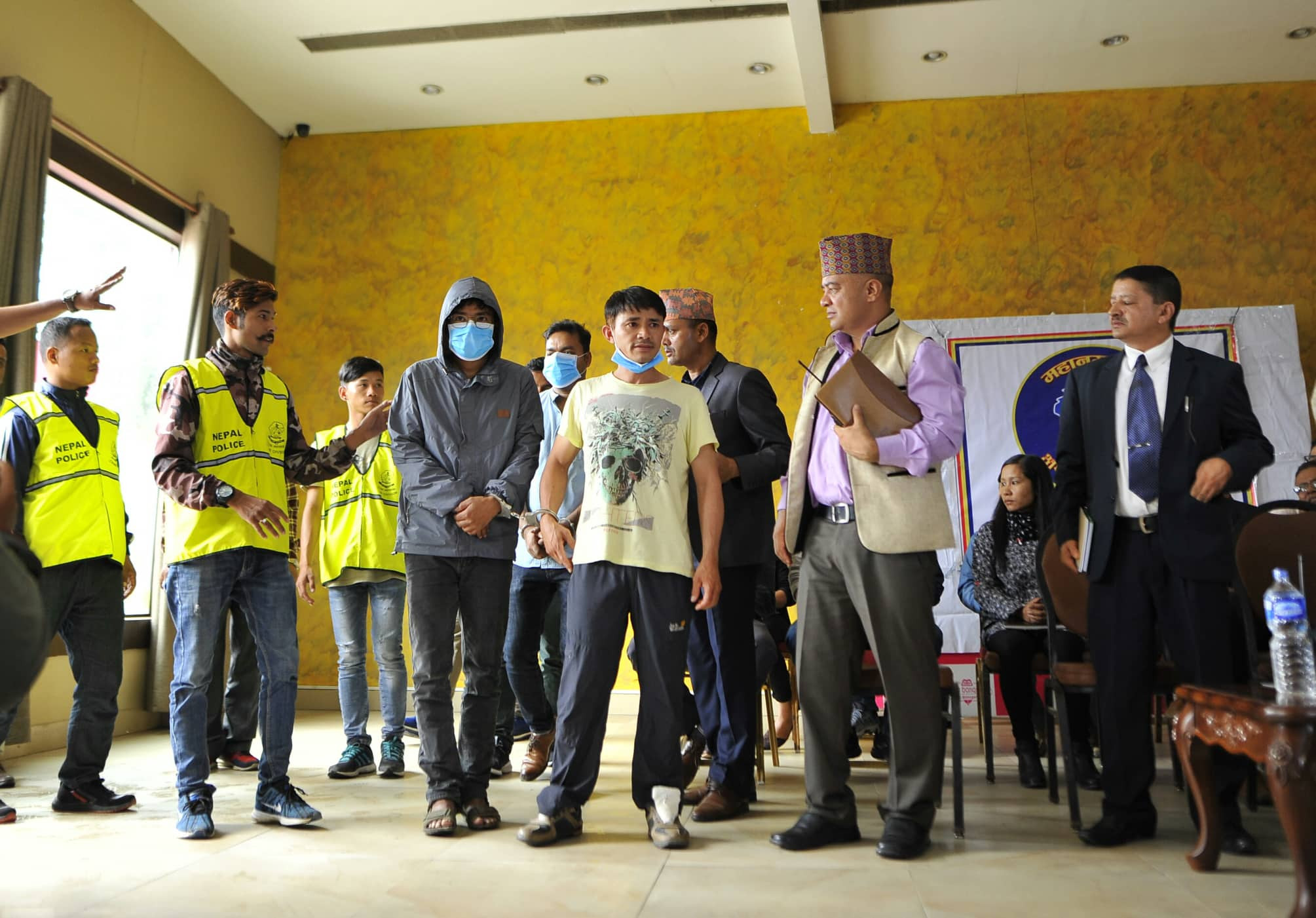 बैंकबाट ३१ लाख निकालेर डेरा हिँडेका लवाङलाई प्रहरीले पछ्याएपछि…