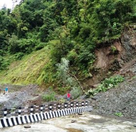 महाकाली लोकमार्ग अबरुद्ध, भर्तोलामा पहिरो