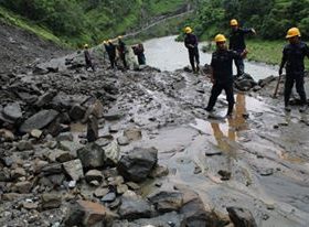 अबिरल बर्षाका कारण पहिरो जादा साफे मार्तडी सडक अबरुद्ध